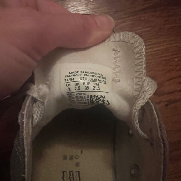 Gray converse youth size 3 - Picture 3 of 4